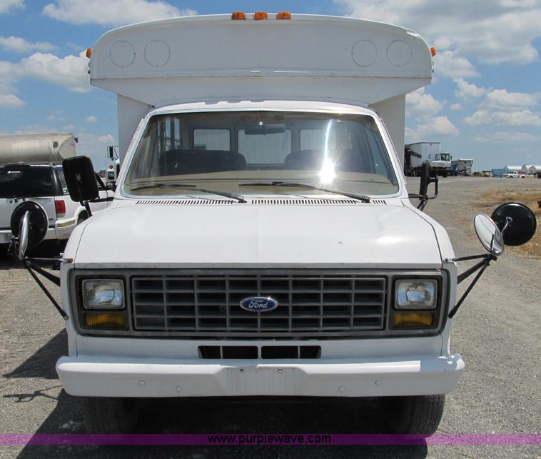 image for item B2739 1989 Ford 350 Econoline school bus