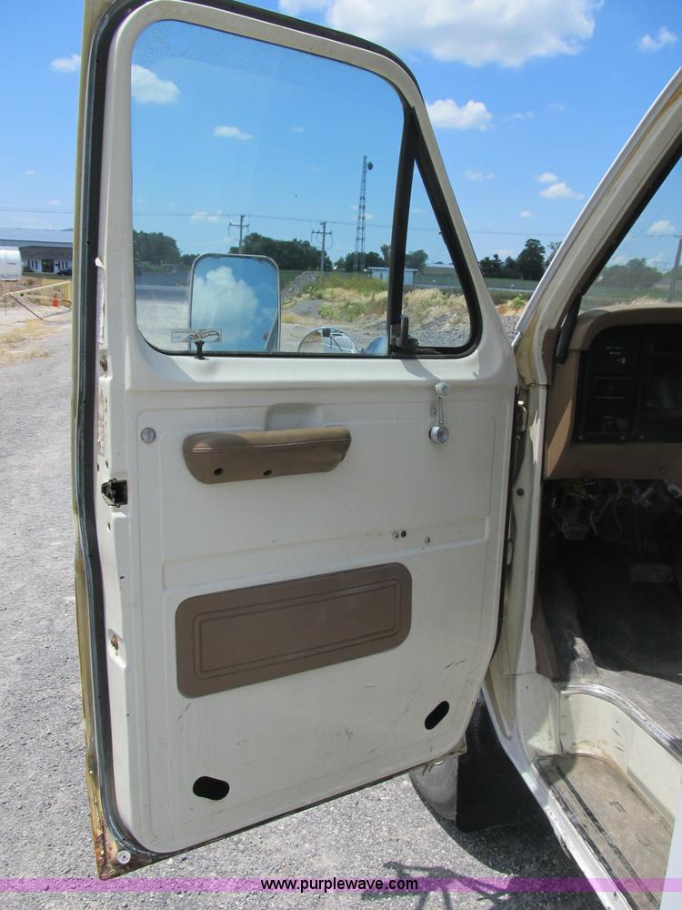 image for item B2739 1989 Ford 350 Econoline school bus