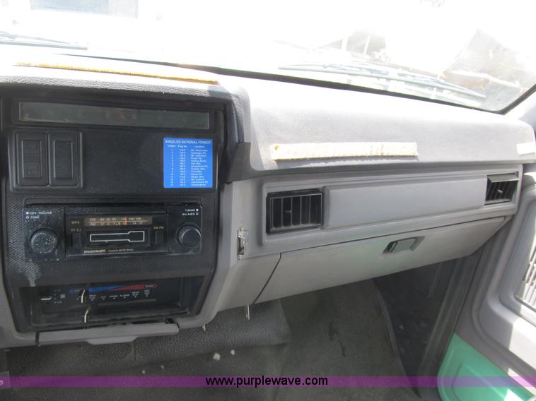 image for item B2740 1995 Ford F800 extended cab utility transport truck