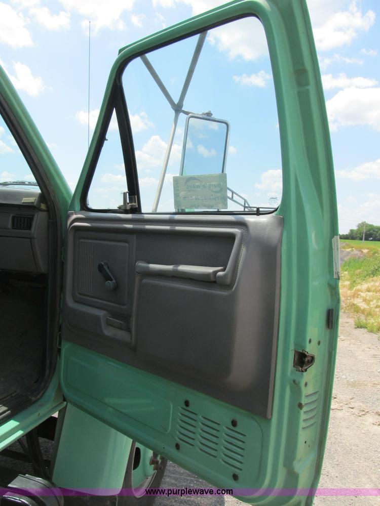 image for item B2740 1995 Ford F800 extended cab utility transport truck