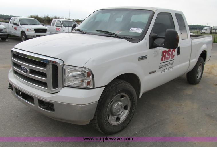 image for item B2742 2005 Ford F250 XLT Super Duty extended cab pickup truck