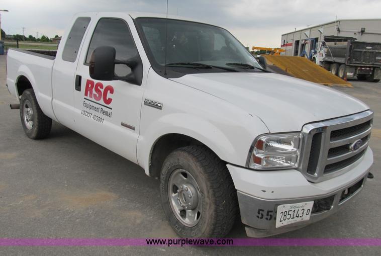image for item B2742 2005 Ford F250 XLT Super Duty extended cab pickup truck