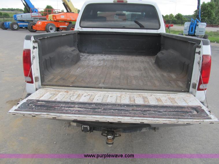image for item B2742 2005 Ford F250 XLT Super Duty extended cab pickup truck