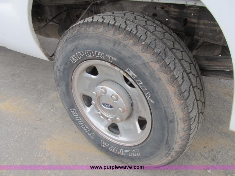 image for item B2742 2005 Ford F250 XLT Super Duty extended cab pickup truck