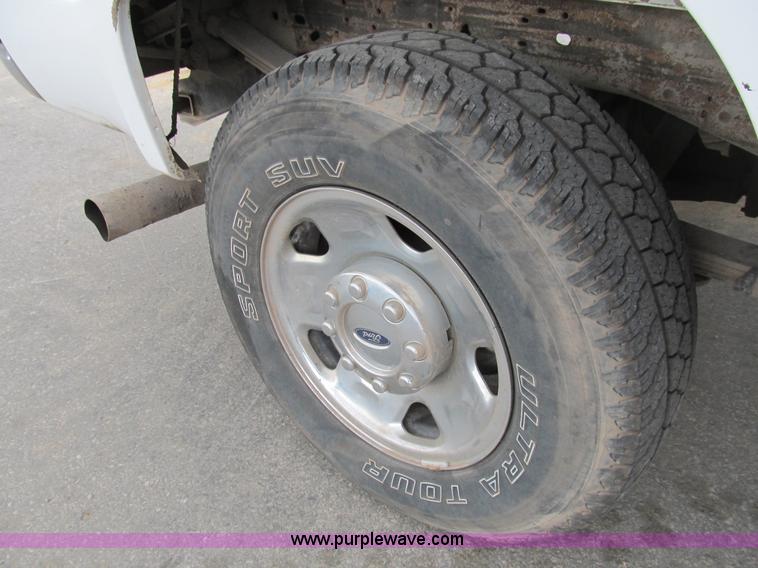 image for item B2742 2005 Ford F250 XLT Super Duty extended cab pickup truck