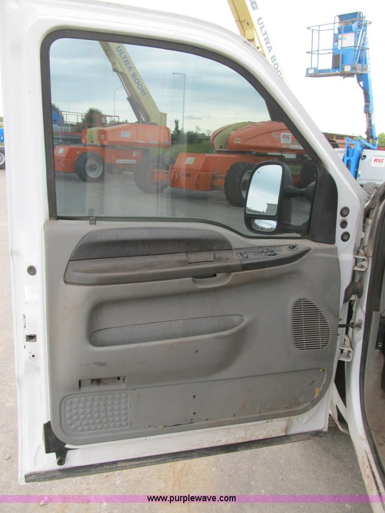 image for item B2742 2005 Ford F250 XLT Super Duty extended cab pickup truck