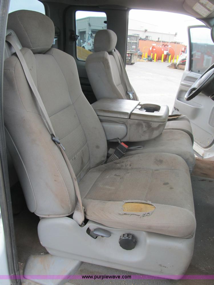 image for item B2742 2005 Ford F250 XLT Super Duty extended cab pickup truck