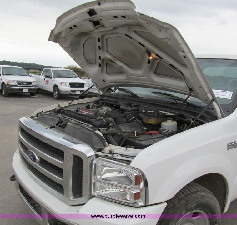 image for item B2742 2005 Ford F250 XLT Super Duty extended cab pickup truck