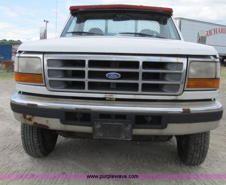 image for item B2744 1995 Ford F450 XLT Super Duty roll back truck