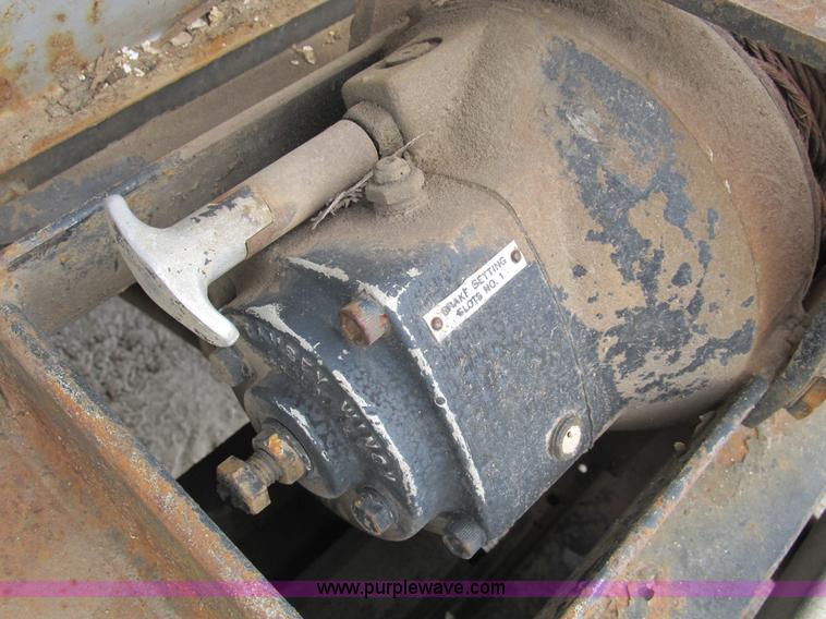 image for item B2744 1995 Ford F450 XLT Super Duty roll back truck