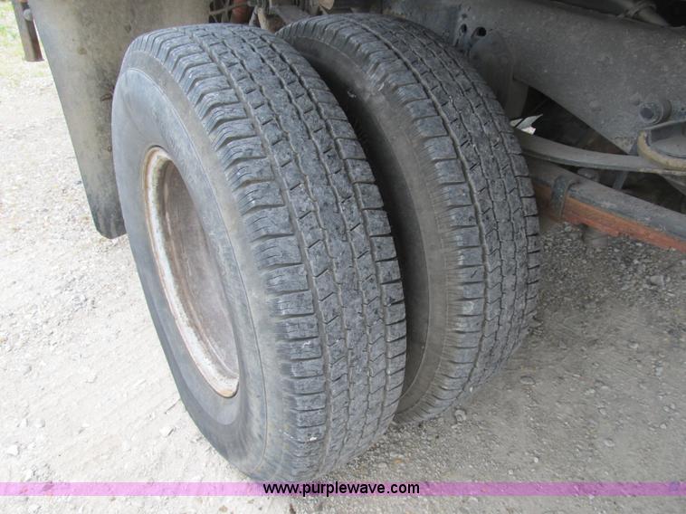 image for item B2744 1995 Ford F450 XLT Super Duty roll back truck