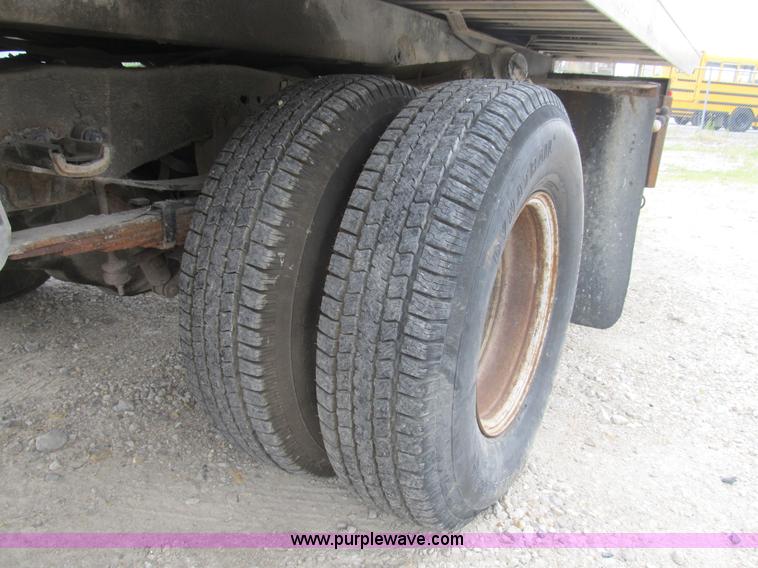 image for item B2744 1995 Ford F450 XLT Super Duty roll back truck