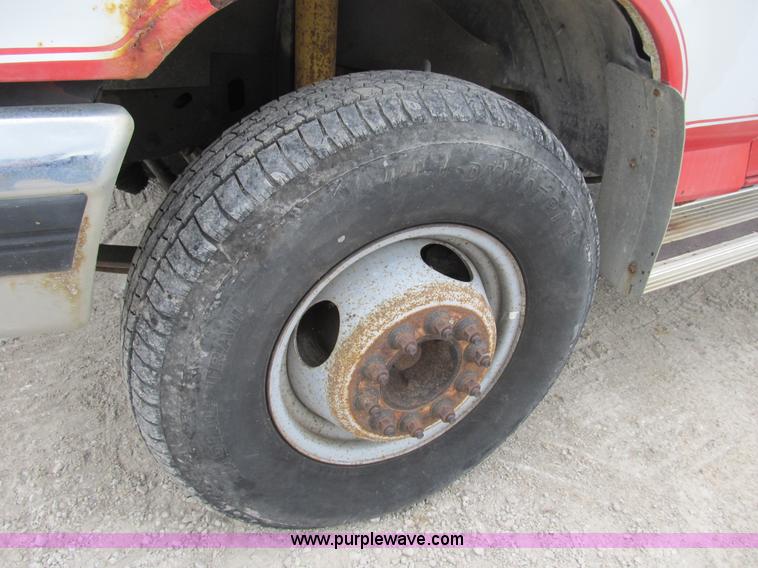 image for item B2744 1995 Ford F450 XLT Super Duty roll back truck