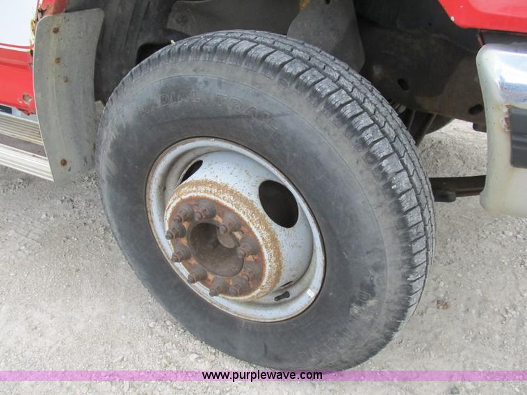 image for item B2744 1995 Ford F450 XLT Super Duty roll back truck