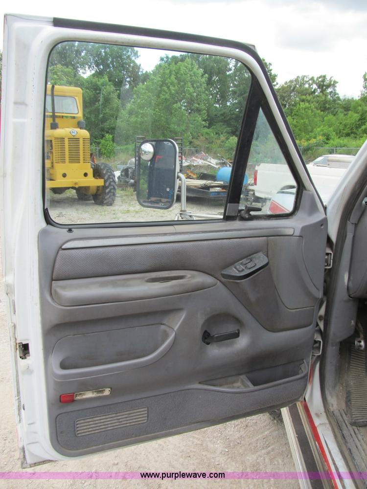 image for item B2744 1995 Ford F450 XLT Super Duty roll back truck