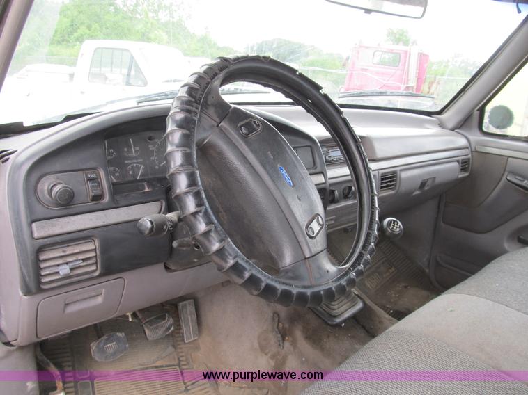 image for item B2744 1995 Ford F450 XLT Super Duty roll back truck