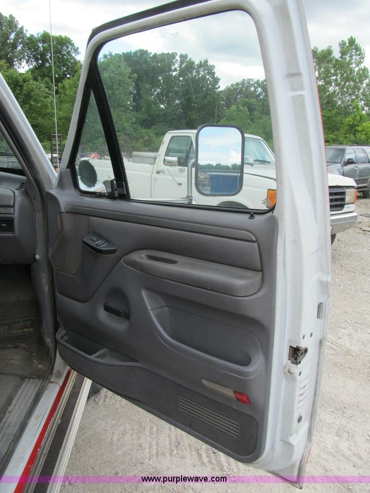 image for item B2744 1995 Ford F450 XLT Super Duty roll back truck