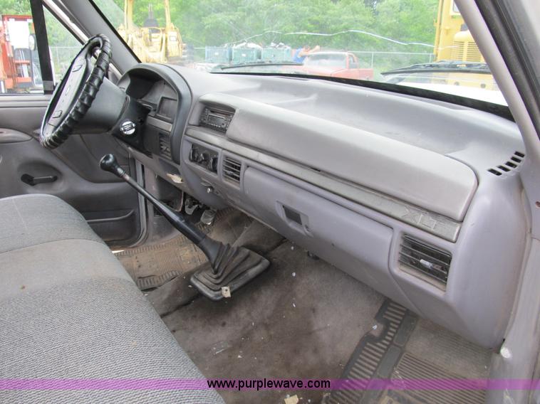 image for item B2744 1995 Ford F450 XLT Super Duty roll back truck