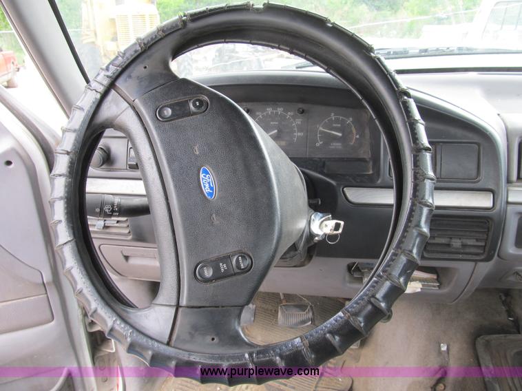 image for item B2744 1995 Ford F450 XLT Super Duty roll back truck