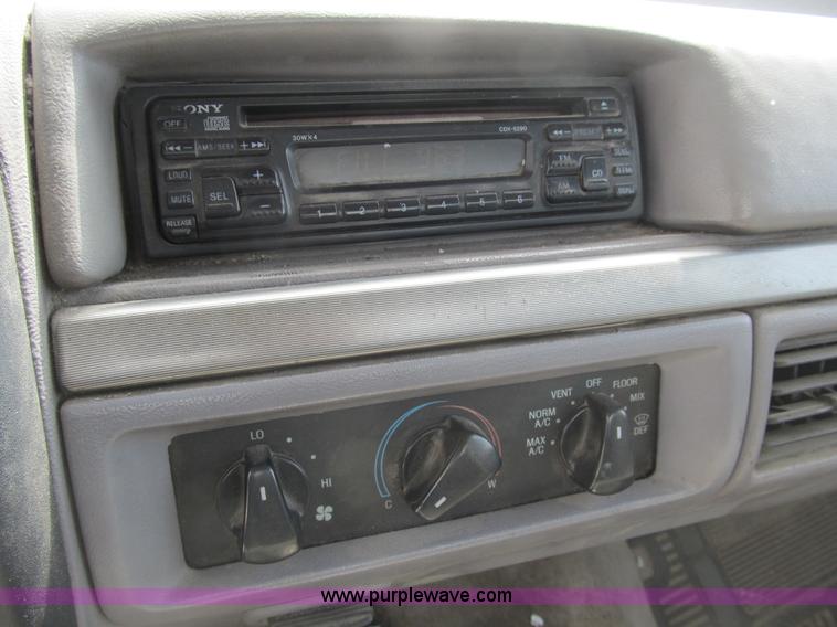 image for item B2744 1995 Ford F450 XLT Super Duty roll back truck