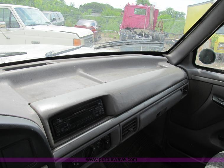 image for item B2744 1995 Ford F450 XLT Super Duty roll back truck