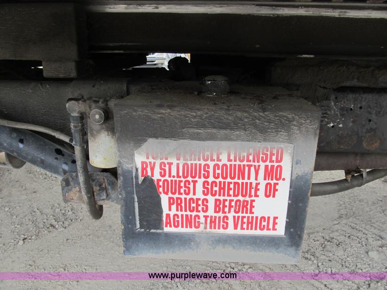 image for item B2744 1995 Ford F450 XLT Super Duty roll back truck