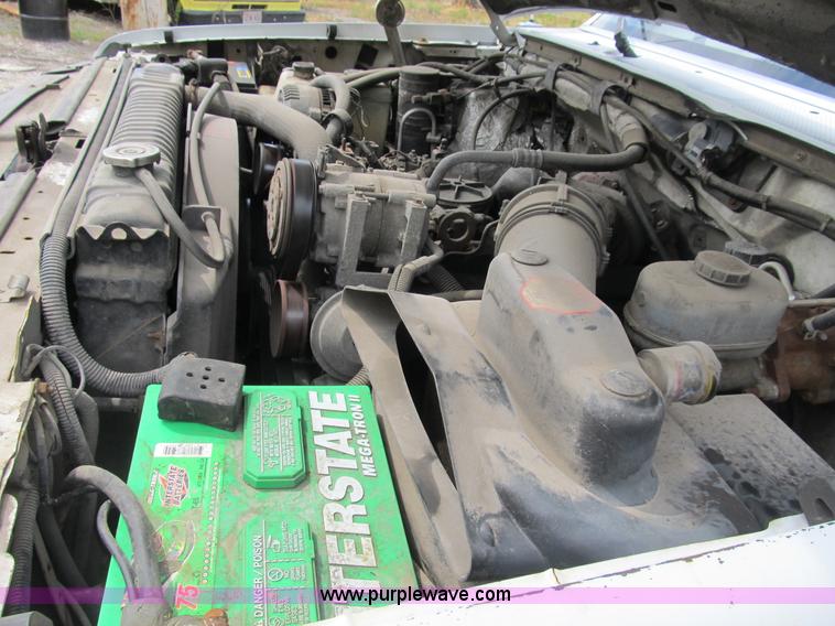 image for item B2744 1995 Ford F450 XLT Super Duty roll back truck