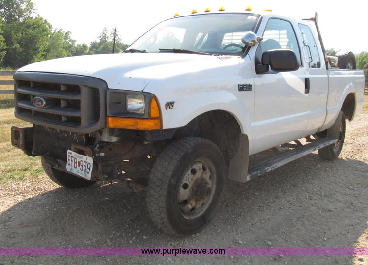 image for item B2747 2001 Ford F350 Super Duty pickup truck
