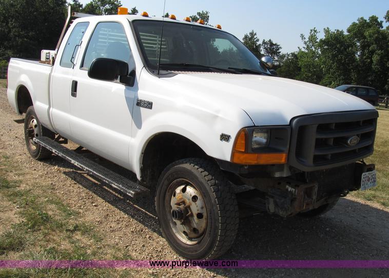image for item B2747 2001 Ford F350 Super Duty pickup truck