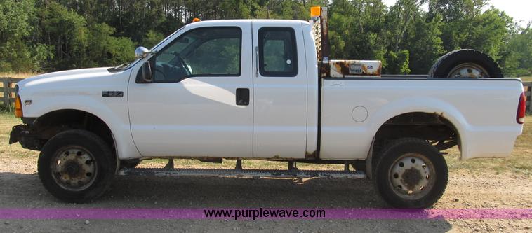 image for item B2747 2001 Ford F350 Super Duty pickup truck