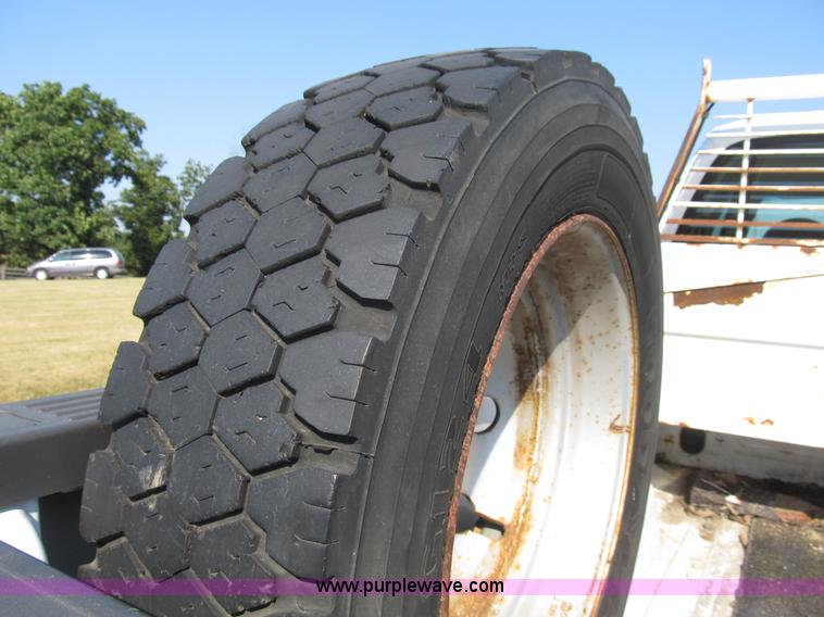 image for item B2747 2001 Ford F350 Super Duty pickup truck