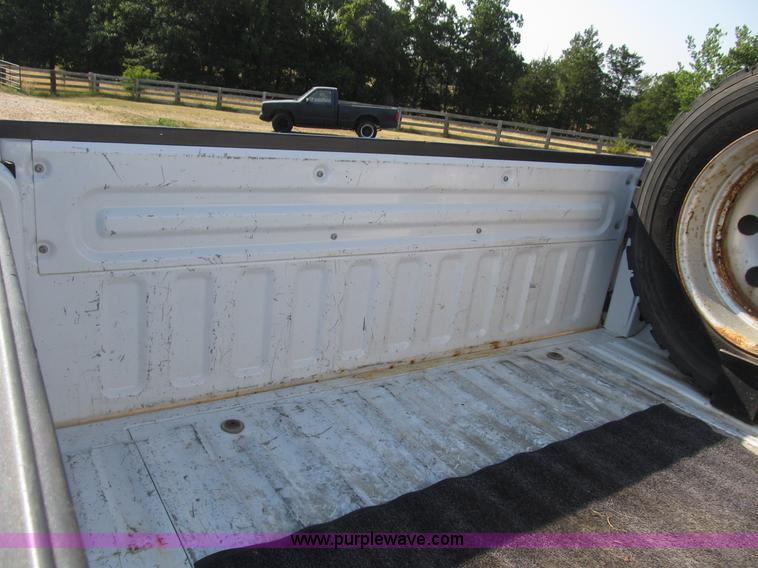 image for item B2747 2001 Ford F350 Super Duty pickup truck