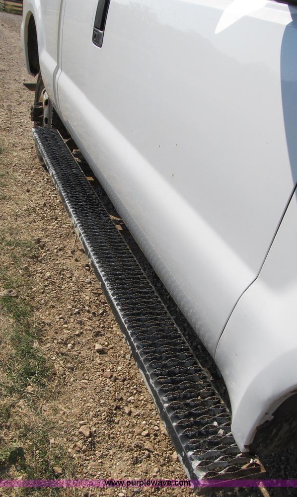 image for item B2747 2001 Ford F350 Super Duty pickup truck