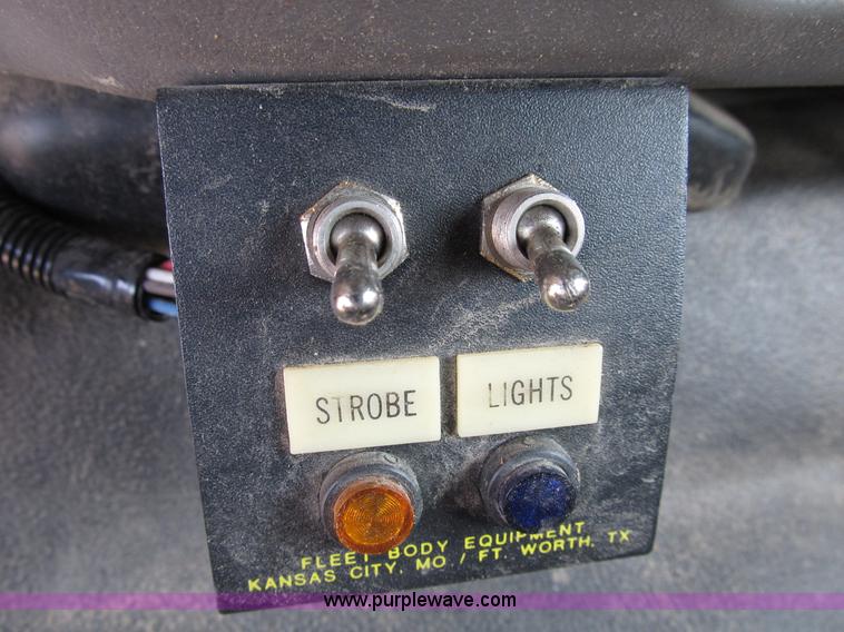 image for item B2747 2001 Ford F350 Super Duty pickup truck