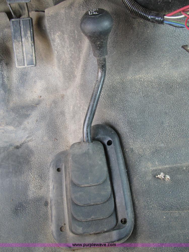 image for item B2747 2001 Ford F350 Super Duty pickup truck