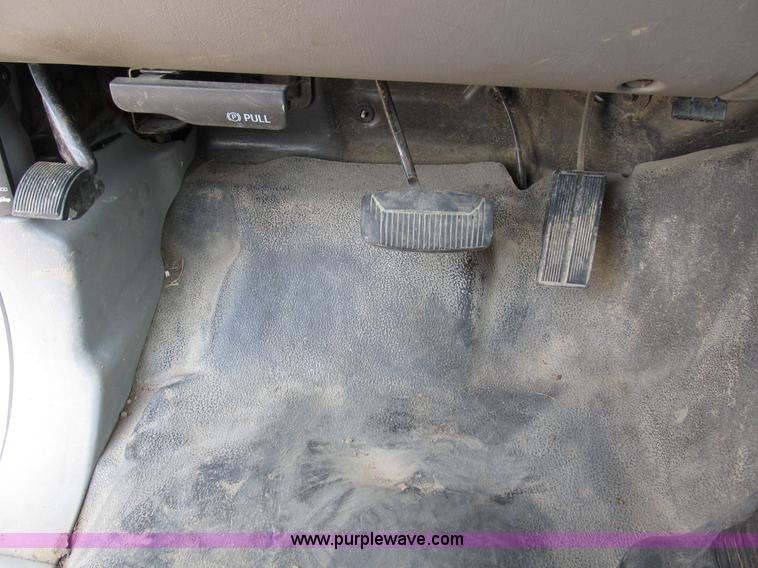 image for item B2747 2001 Ford F350 Super Duty pickup truck