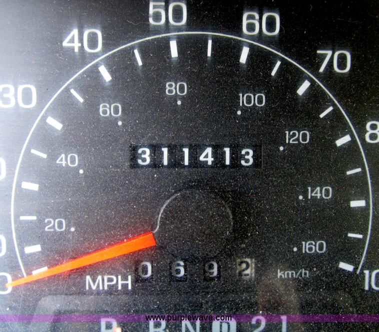 image for item B2747 2001 Ford F350 Super Duty pickup truck