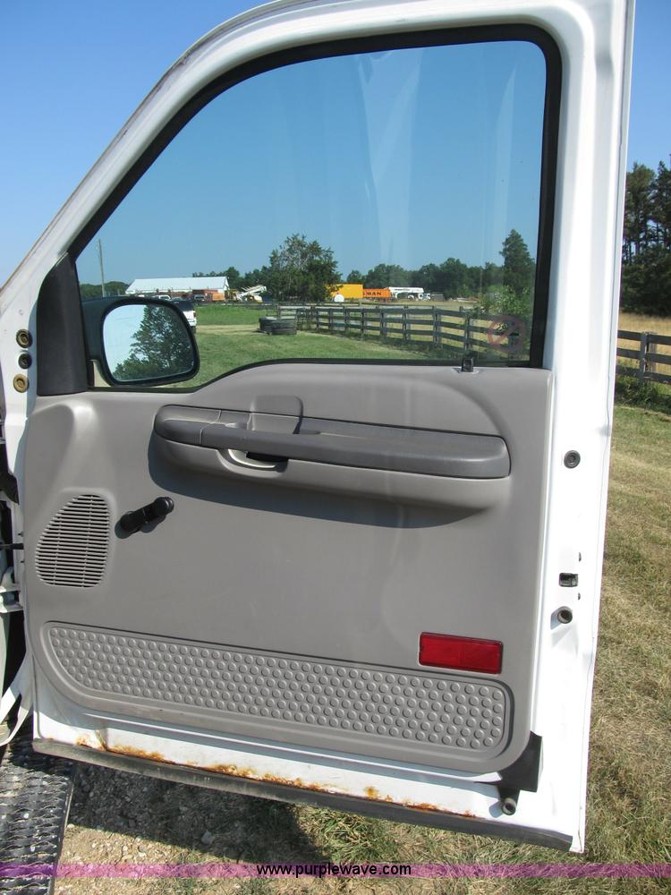 image for item B2747 2001 Ford F350 Super Duty pickup truck