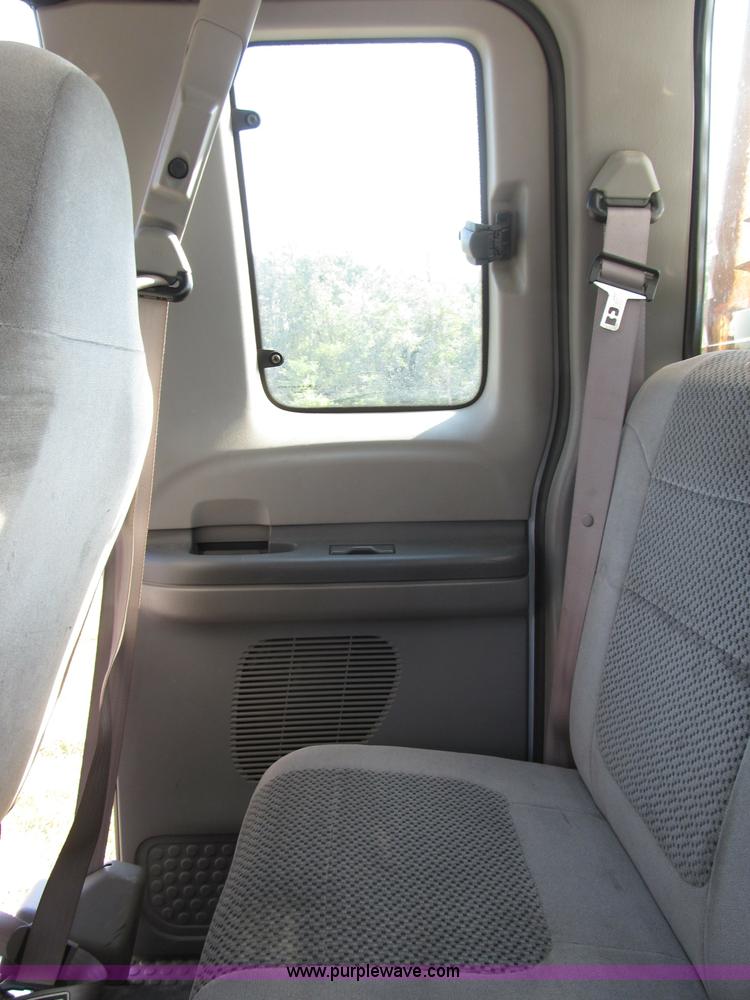 image for item B2747 2001 Ford F350 Super Duty pickup truck