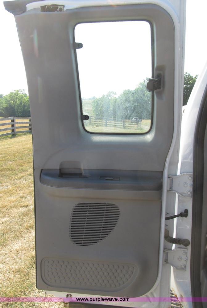 image for item B2747 2001 Ford F350 Super Duty pickup truck