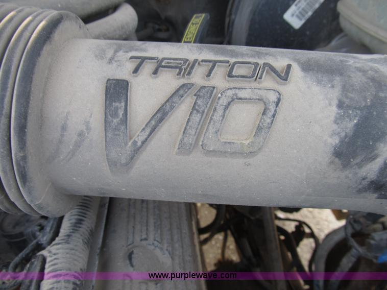 image for item B2747 2001 Ford F350 Super Duty pickup truck