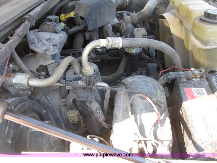 image for item B2747 2001 Ford F350 Super Duty pickup truck