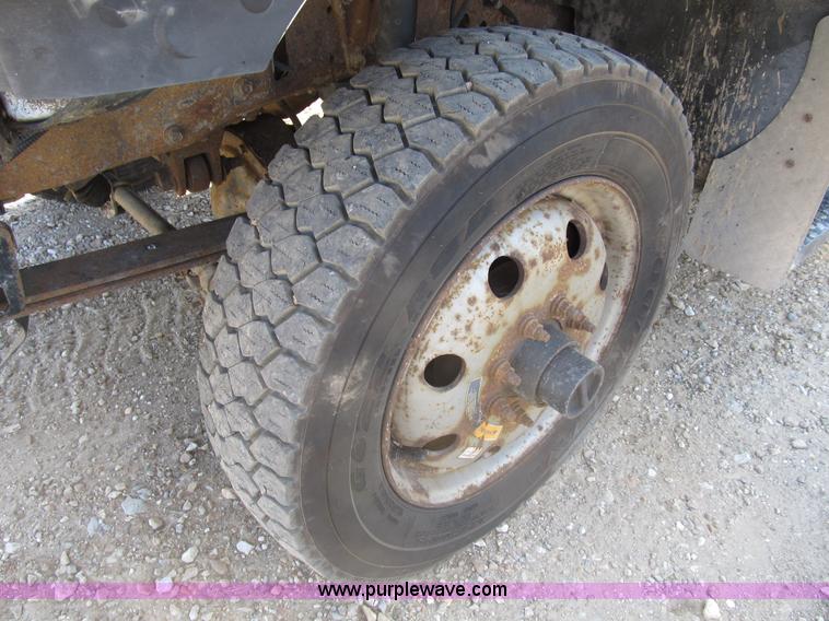 image for item B2747 2001 Ford F350 Super Duty pickup truck