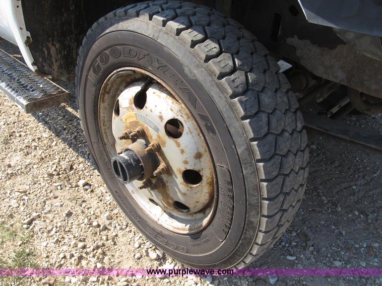 image for item B2747 2001 Ford F350 Super Duty pickup truck