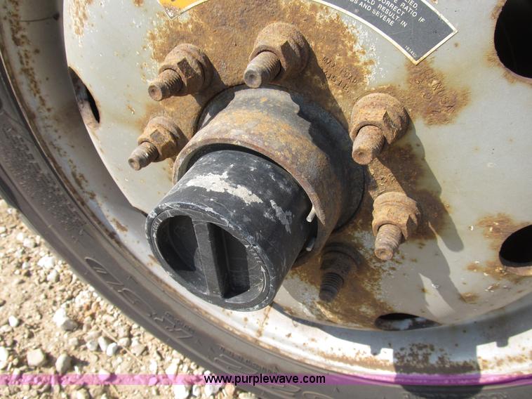 image for item B2747 2001 Ford F350 Super Duty pickup truck