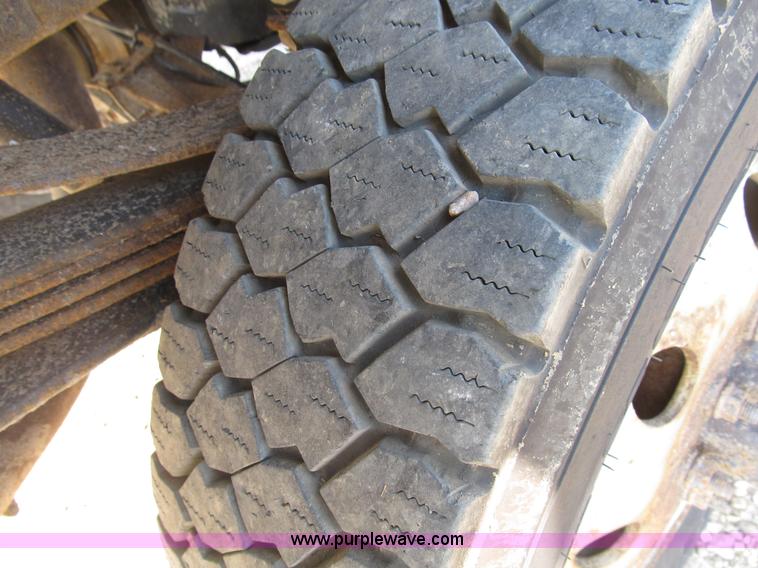 image for item B2747 2001 Ford F350 Super Duty pickup truck