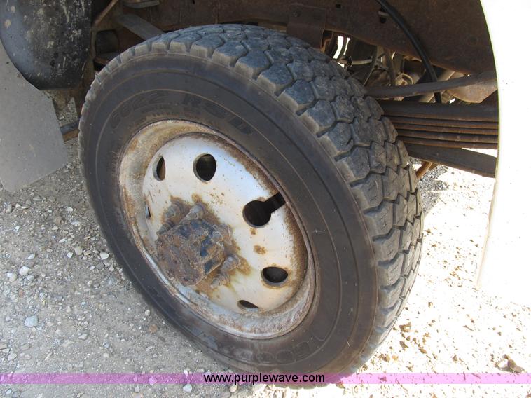 image for item B2747 2001 Ford F350 Super Duty pickup truck