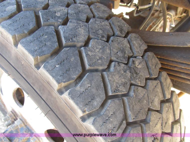 image for item B2747 2001 Ford F350 Super Duty pickup truck