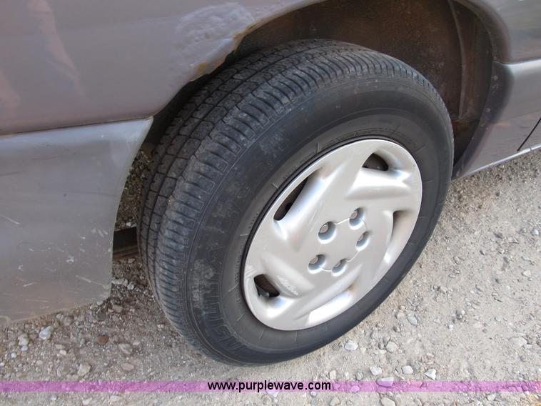 image for item B2752 1998 Dodge Grand Caravan SE mini van