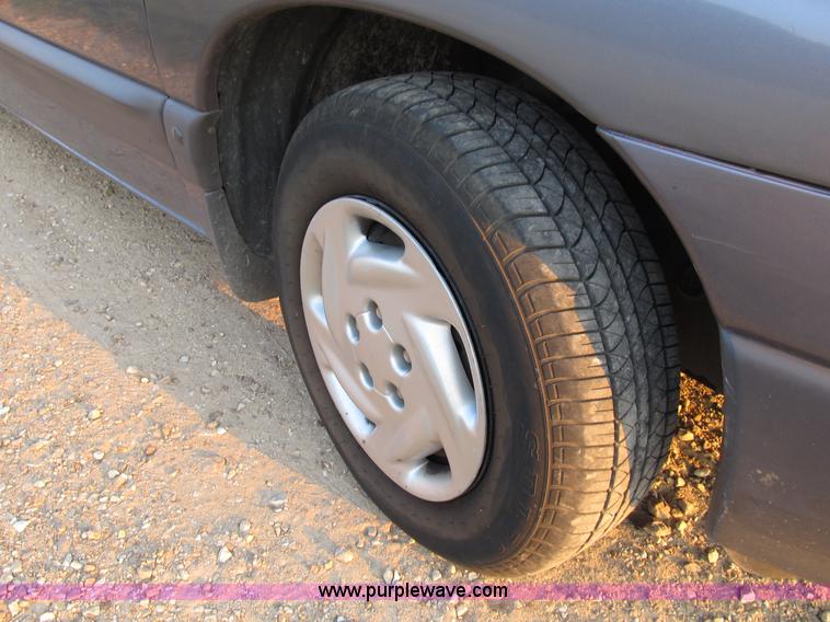 image for item B2752 1998 Dodge Grand Caravan SE mini van